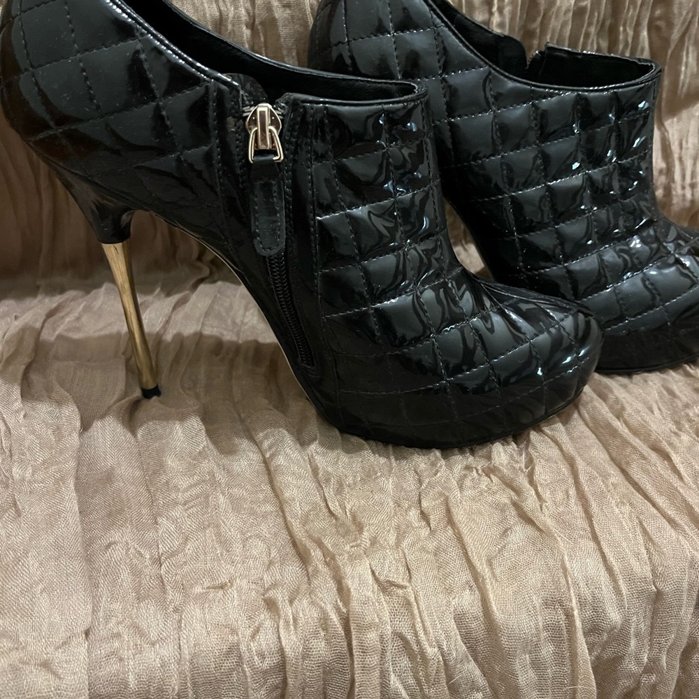 Elegant Black Quilted Ankle Boots